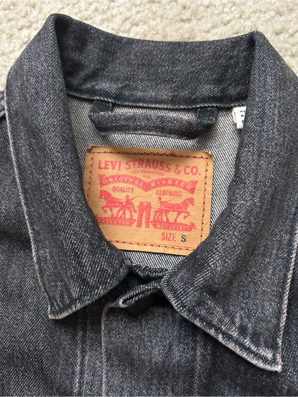 Levi’s Men’s Black Washed Denim Trucker Jacket Size S Button Front - Picture 3 of 14